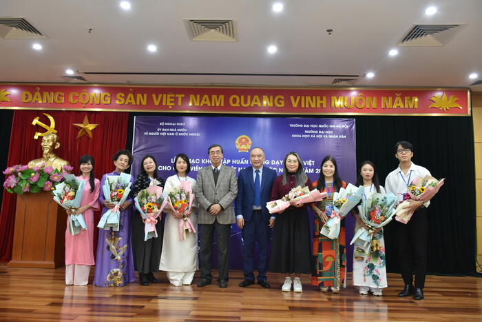 Ban tổ chức tặng hoa chúc mừng đại diện các học viên các nước tham dự Khóa tập huấn