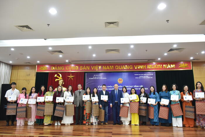 Ban tổ chức trao Giấy chứng nhận tham gia Khóa tập huấn cho các học viên
