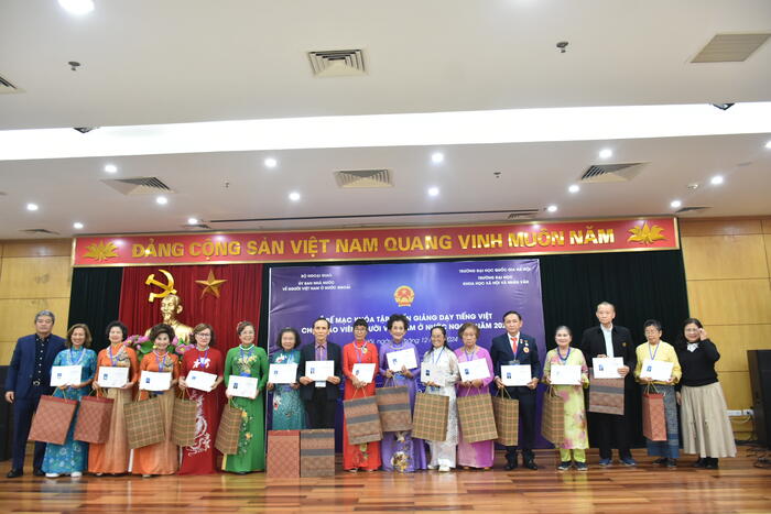Ban tổ chức trao Giấy chứng nhận tham gia Khóa tập huấn cho các học viên
