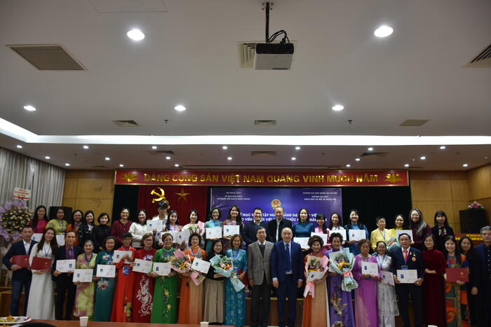 Ban tổ chức và các đại biểu cùng các học viên chụp ảnh lưu niệm tại lễ Bế mạc
