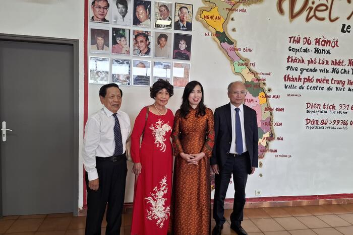 Thứ trưởng Lê Thị Thu Hằng và kiều bào tại trụ sở Ban chấp hành Hội Ái Hữu Việt Nam – New Caledonia