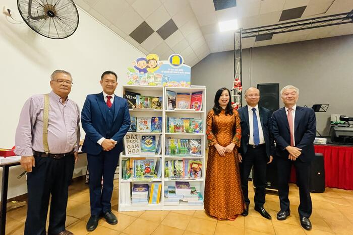 Thứ trưởng Lê Thị Thu Hằng, Đại sứ Đinh Toàn Thắng, Tổng lãnh sự Nguyễn Thanh Tùng (bìa phải) và Chủ tịch Hội Ái Hữu Việt Nam – New Caledonia, Lãnh sự danh dự Việt Nam ông Jean-Pierre Dinh (bìa trái) khai trương Tủ sách tiếng Việt
