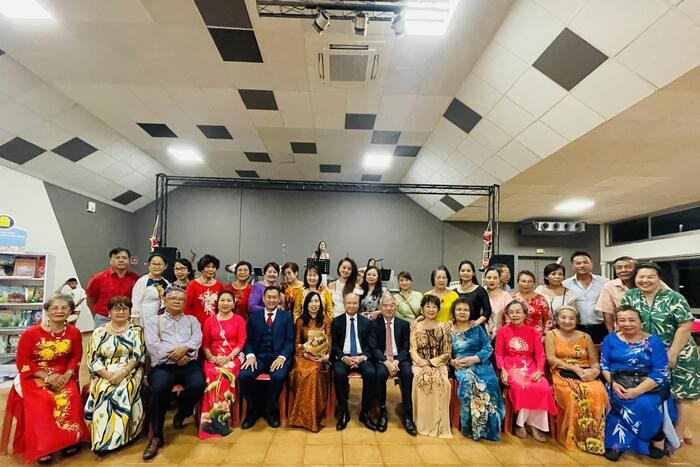 Thứ trưởng Lê Thị Thu Hằng và Đoàn công tác chụp ảnh lưu niệm cùng bà con kiều bào tại Nhà Việt Nam