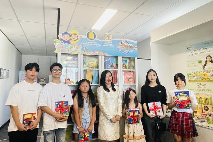 Thứ trưởng Lê Thị Thu Hằng tặng sách cho một số học sinh có thành tích xuất sắc trong học tập