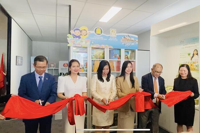Thứ trưởng Lê Thị Thu Hằng, Đại sứ Việt Nam tại Úc Phạm Hùng Tâm và Chủ tịch VBAA Trần Bá Phúc cắt băng khai trương Tủ sách tiếng Việt phục vụ cộng đồng