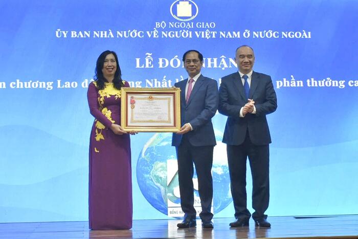 Phó Thủ tướng, Bộ trưởng Ngoại giao Bùi Thanh Sơn trao tặng Huân chương Lao động hạng Nhất (lần thứ 2) cho Ủy ban Nhà nước về NVNONN