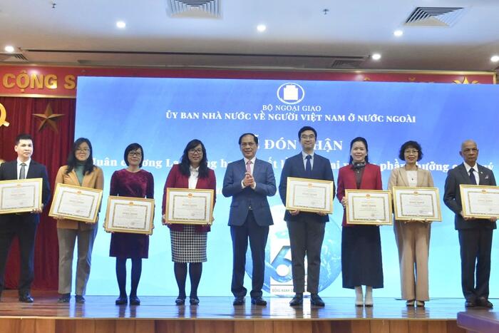 Phó Thủ tướng, Bộ trưởng Ngoại giao Bùi Thanh Sơn đã trao tặng Bằng khen của Bộ trưởng Ngoại giao cho các cá nhân có thành tich xuất sắc trong công tác NVNONN