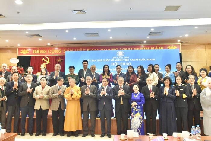 Các đại biểu chụp ảnh lưu niệm