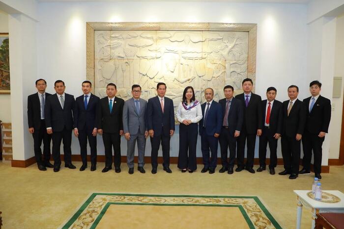 Đoàn làm việc với Đô thành Phnom Penh