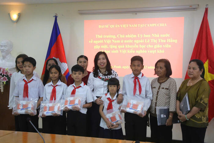 Thứ trưởng Lê Thị Thu Hằng trao quà khuyến học cho một số trẻ em gốc Việt và giáo viên dạy tiếng Việt tại Campuchia