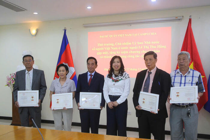 Thứ trưởng Lê Thị Thu Hằng trao Kỷ niệm chương"Vì sự nghiệp công tác về người Việt Nam ở nước ngoài" cho một số cán bộ Hội Khmer - Việt Nam tại Campuchia