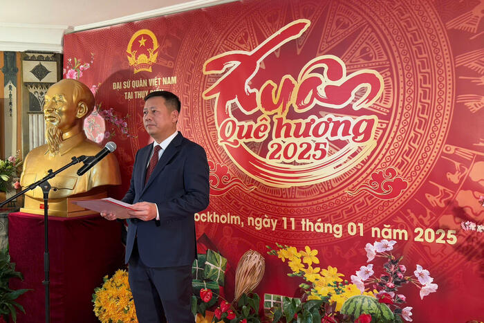 Đại sứ Việt Nam tại Thuỵ Điển Trần Văn Tuấn phát biểu tại chương trình Xuân Quê hương 2025 do Đại sứ quán tổ chức