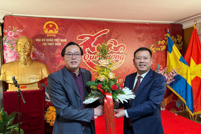 Đại diện Hội Chuyên gia khoa học - Công nghệ Việt Nam tại Thuỵ Điển chúc Tết Đại sứ quán