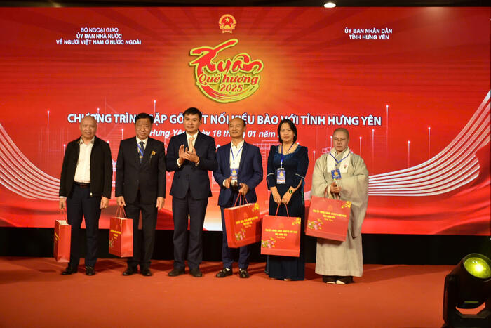 Lãnh đạo tỉnh Hưng Yên tặng quà lưu niệm kiều bào