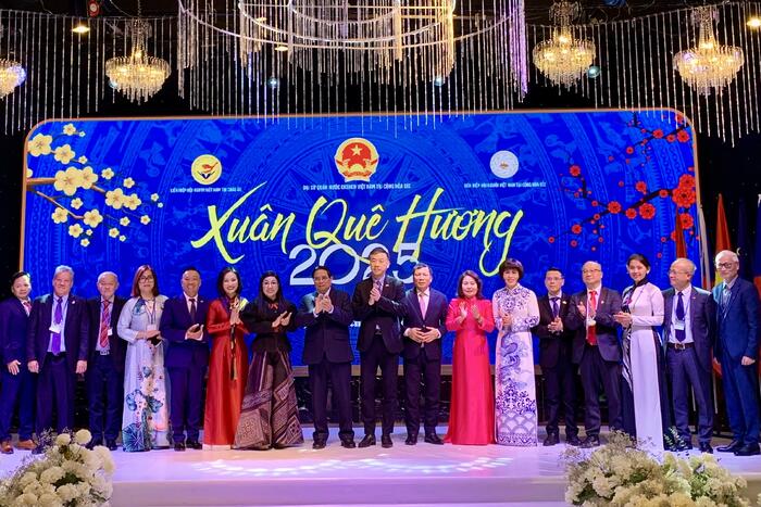 Thủ tướng Chính phủ Phạm Minh Chính và Phu nhân chụp ảnh lưu niệm với các kiều bào