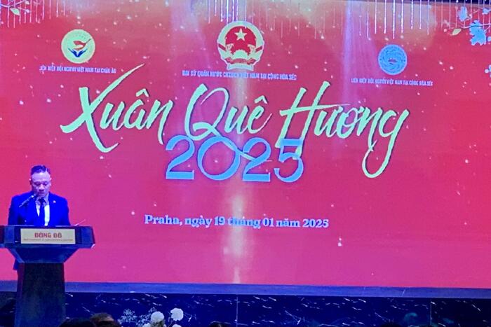 Ông Trần Văn Đang, Chủ tịch Liên hiệp Hội người Việt Nam tại Séc phát biểu khai mạc Chương trình
