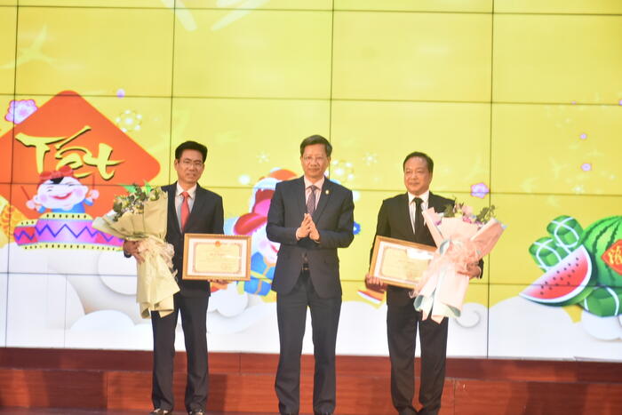 Ông Lê Anh Quân- Phó Chủ tịch Thường trực UBND thành phố trao Bằng khen của Chủ tịch UBND thành phố Hải Phòng cho 2 đại biểu kiều bào