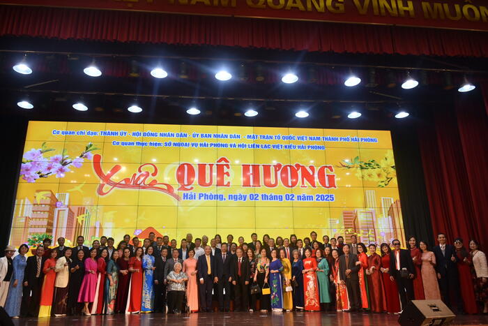 Các đại biểu chụp ảnh lưu niệm tại buổi gặp gỡ