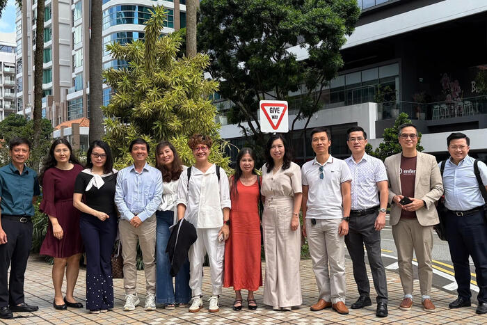 Thứ trưởng - Chủ nhiệm Lê Thị Thu Hằng làm việc với các kiều bào là chuyên gia, trí thức, học giả đang sinh sống, làm việc tại Singapore