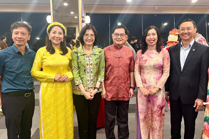 Thứ trưởng - Chủ nhiệm Lê Thị Thu Hằng gặp, trao đổi nhanh với Phó Thủ tướng Singapore Heng Swee Keat trong khuôn khổ Lễ hội Chingay 2025