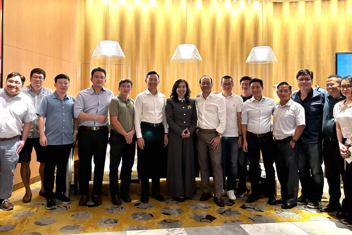 Thứ trưởng - Chủ nhiệm Lê Thị Thu Hằng làm việc với các kiều bào là chuyên gia, trí thức, học giả đang sinh sống, làm việc tại Singapore