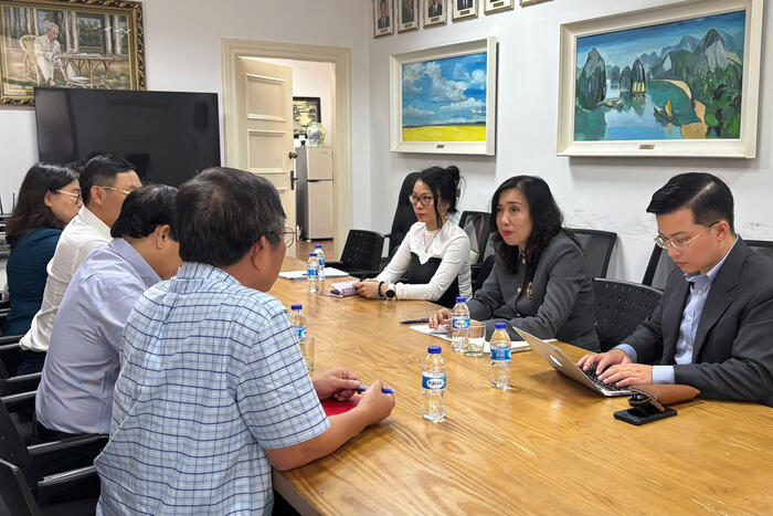 Thứ trưởng - Chủ nhiệm Lê Thị Thu Hằng và Đoàn công tác  làm việc với Đại sứ quán Việt Nam tại Singapore