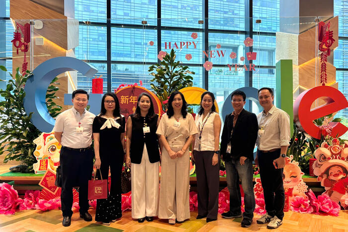 Thứ trưởng - Chủ nhiệm Lê Thị Thu Hằng làm việc với các kiều bào là chuyên gia, trí thức, học giả đang sinh sống, làm việc tại Singapore