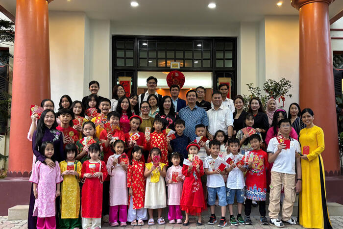 Thứ trưởng Lê Thị Thu Hằng và Đại sứ Đinh Ngọc Linh chụp ảnh cùng giáo viên, học sinh và phụ huynh lớp tiếng Việt