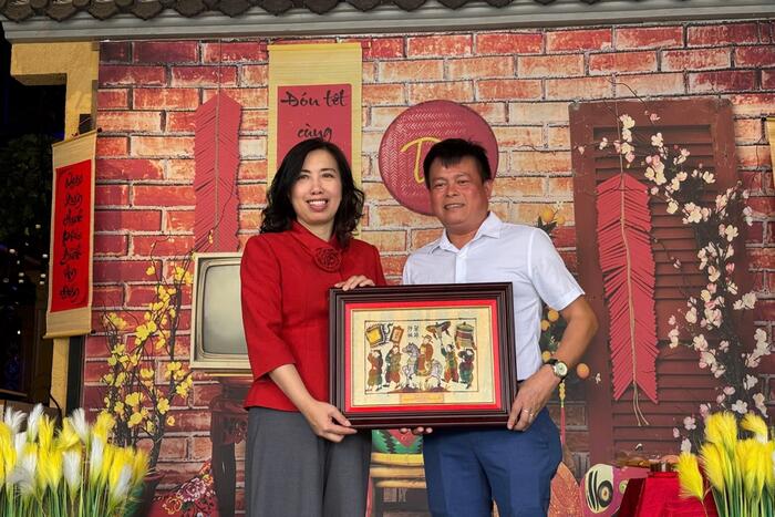 Thứ trưởng Lê Thị Thu Hằng trao quà lưu niệm cho  anh Nguyễn Quốc Hoàng, Phó Chủ tịch Hội hữu nghị Malaysia - Việt Nam