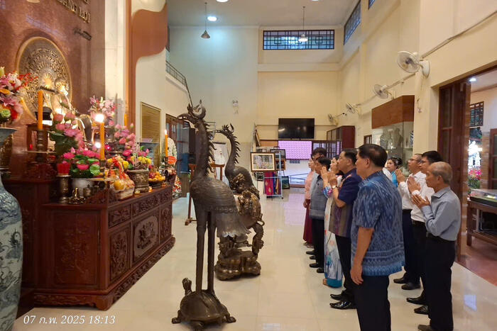 Các đại biểu Tổng Lãnh sự dâng hương tại Khu di tích Chủ tịch Hồ Chí Minh ở tỉnh Udon Thani