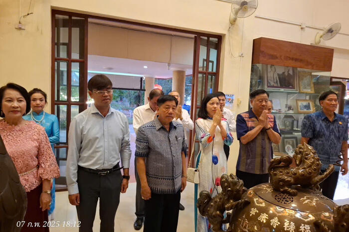 Các đại biểu Tổng Lãnh sự dâng hương tại Khu di tích Chủ tịch Hồ Chí Minh ở tỉnh Udon Thani