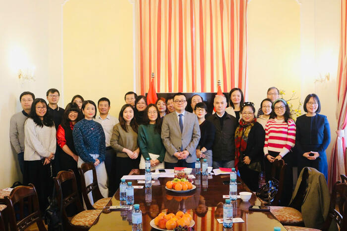 Các đại biểu chụp ảnh lưu niệm