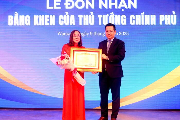 Đại sứ Hà Hoàng Hải trao Bằng khen Thủ tướng Chính phủ cho bà Nguyễn Việt Triều