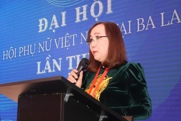  Bà Nguyễn Việt Triều phát biểu tại buổi lễ