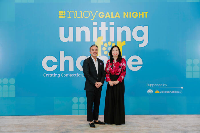 Thứ trưởng Bộ Ngoại giao Lê Thị Thu Hằng và Bác sĩ Phương Nguyễn, kiều bào Mỹ, Giám đốc chuyên môn Y khoa của Tổ chức NUOY Reconstructive International