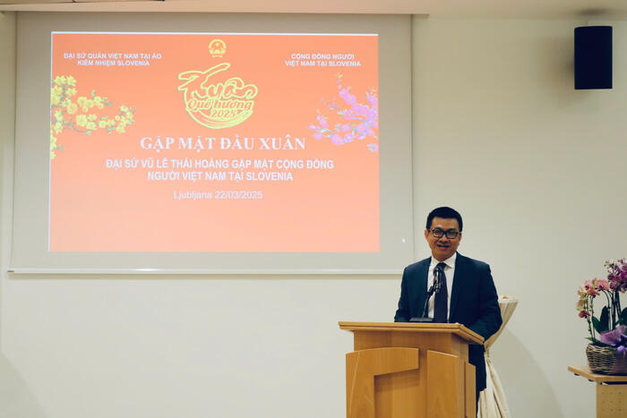Đại sứ Vũ Lê Thái Hoàng  phát biểu tại buổi gắp mặt