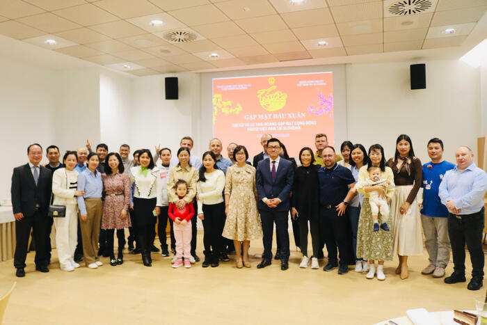 Đại sứ Vũ Lê Thái Hoàng chụp ảnh lưu niệm cùng bà con kiều bào tại buổi gặp mặt