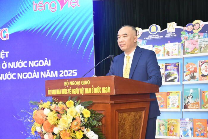 Ông Nguyễn Mạnh Đông công bố Cuộc thi “Tìm kiếm Sứ giả tiếng Việt ở nước ngoài năm 2025” tại buổi lễ.