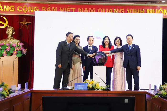 Đại diện các cơ quan cùng ấn nút khai trương chương trình “Tiếng Việt diệu kỳ” do VTV4 và Nhà Xuất bản Giáo dục Việt Nam phối hợp sản xuất.