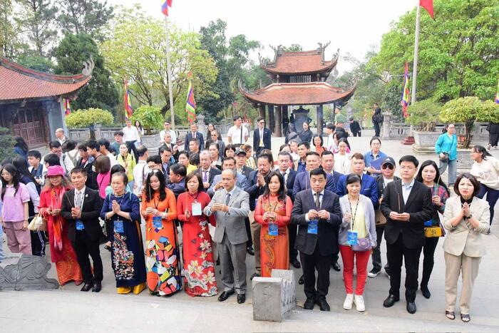Đoàn Dâng hương tại Đền Quốc tổ Lạc Long Quân