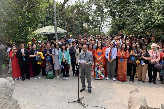 Đoàn đã làm lễ báo công, tri ân công đức tổ tiên tại Đền Thượng.