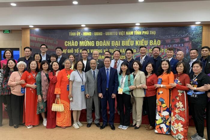 Đoàn kiều bào làm việc với đại diện UBND tỉnh Phú Thọ