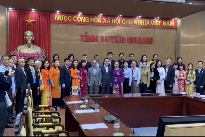 Phó Chủ tịch UBND tỉnh Tuyên Quang Hoàng Việt Phương chụp ảnh lưu niệm cùng Đoàn kiều bào