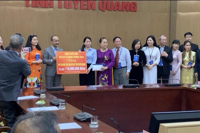 Đoàn kiều bào đã trao quà từ thiện, đóng góp cho Chương trình Xóa nhà tạm, nhà dột nát của tỉnh Tuyên Quang