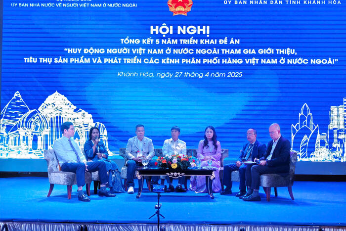 Các đại biểu thảo luận, trao đổi tại Hội nghị