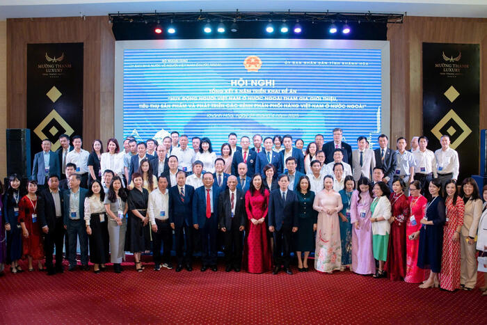 Các đại biểu tham dự Hội nghị chụp ảnh lưu niệm