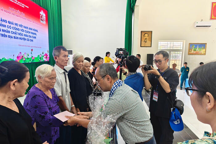 Ông Nguyễn Trung Kiên tặng quà cho các Mẹ Việt Nam Anh hùng, gia đình có công với cách mạng tại Củ Chi