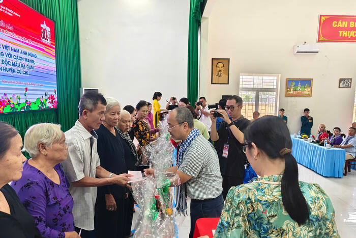 Ông Nguyễn Trung Kiên tặng quà cho các Mẹ Việt Nam Anh hùng, gia đình có công với cách mạng tại Củ Chi
