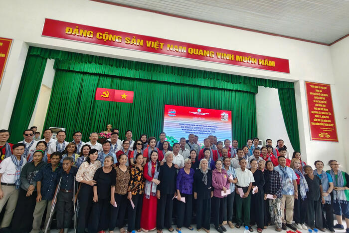 Bà con kiều bào và các đại biểu  tham dự buổi lễ chụp ảnh lưu niệm