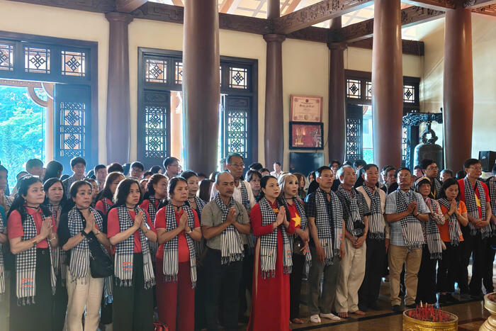  Đoàn đã dâng hương tưởng niệm các anh hùng liệt sỹ tại Đền Bến Dược